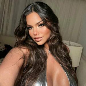 "Stop Judging My Body!" – Woman’s Heartfelt Plea After Cruel Stares and Laughter at Disneyland